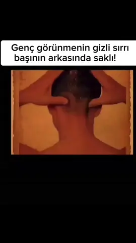 ✨ Daima genç görünmek ister misin? O zaman her gece yatmadan önce başının arkasına 5 dakikalık masaj yapmayı alışkanlık haline getirebilirsin. Basit ama etkisi inanılmaz! 💆‍♀️✨  Peki bu masaj ne işe yarar? • Boyun ve baş bölgesindeki kan dolaşımını artırır • Yüz kaslarının gerginliğini azaltır • Şişlikleri ve gerginliği indirir • Daha dinlenmiş, daha parlak bir yüz görünümü sağlar • Uyku kalitesini artırır → cilt gece daha iyi yenilenir • Sinir sistemini sakinleştirir (stres azalınca yaşlanma da yavaşlar!)  Ve unutma… Genç görünmenin altın kuralı: Günlük hareket!  Egzersiz neden bu kadar etkili? • Hücrelere daha fazla oksijen taşır • Kolajeni destekler • Duruşu iyileştirerek yüz formunu bile değiştirir • Stres hormonlarını düşürür • Uyku kalitesini artırır → daha taze bir cilt  Kısacası: Gece 5 dakikalık baş masajı + günde 20 dakika hareket = Daha rahat bir yüz, daha iyi bir uyku, daha genç bir görünüm. ✨🌿 #başmasajı #antiaging #lenfdrenaj #kuklaterapi #wellness 