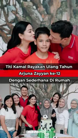 Aktris papan atas, Titi Kamal, Jumat (18 November 2025), merayakan ulang tahun putra sulungnya, Arjuna Zayan Sugiono, yang kini genap berusia 12 tahun. Momen spesial ini ia rayakan secara intim dan sederhana bersama keluarga di kediaman mereka.  Dalam foto-foto yang dibagikan, terlihat kehangatan keluarga saat berkumpul di rumah. Titi Kamal didampingi suaminya, Christian Sugiono, serta orang tua Titi turut hadir untuk merayakan hari bahagia sang anak. Tak ada pesta mewah atau perayaan besar-besaran. Justru, kesederhanaan itu terasa sangat hangat — memperlihatkan betapa pentingnya momen kebersamaan dalam keluarga bagi Titi dan Christian.  Momen ini semakin bermakna karena di tengah kariernya sebagai aktris dan kesibukan, Titi Kamal tampak mampu menjaga keseimbangan antara kehidupan publik dan rumah tangga. Melengkapi perayaan, orang tua Titi juga tampak antusias menghadiri ulang tahun sang cucu, menambah suasana kekeluargaan dan keakraban #fyp #beritaartis #terbaru