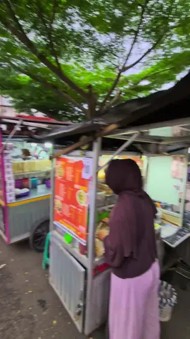 alhamdulillah dapet borongan hari ini dari bang ojol dan terimaksih juga yg sudah order. jangan lupa mampir yah ke stand kami..Basoaci/cilokgoang/cirawang loaksinya👇 cab. 1 depan pasar cikijing cab. 2 depan pasar darma cab. 3 sebelum polsek talaga/sebrang mekarsari talaga,/gym talaga. buka tiap hari mulai dari jam 11 siang sampe 9 malam. bisa order lewat ojol jugaa.. #makananviral  #kulinertiktok  #basoaciviralditiktok  #cilokgoang  #cirawang 