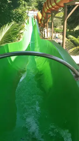 Quase escorreguei no começo mas valeu a pena no fim mkkkkk  #toboagua #thermasdoslaranjais #adrenalina #adrenalina