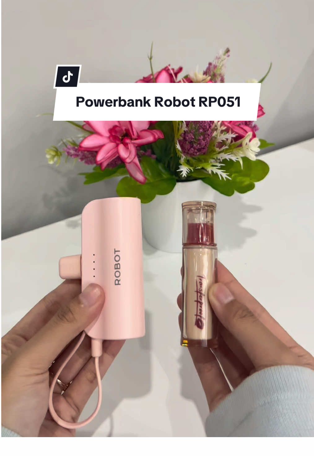 Powerbank mini seukuran lipstik! Robot RP051 4500 mAh, super praktis buat dibawa kemana aja🥰 #powerbankrobot #powerbankmini #travelingsize #powerbankrobotrp051 #fyppppppppppppppppppppppp 