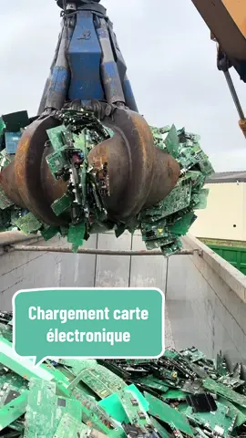 Courte vidéo d’un chargements de cartes électronique #recycglage #recycling #carteelectronique #cuivre #copper 