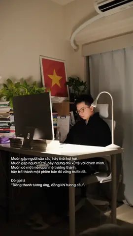 Bạn có từng để ý, khi mình ở giai đoạn hay than vãn, xung quanh toàn những người tiêu cực. Nhưng khi mình bắt đầu kỷ luật hơn, chăm chỉ hơn, sống tích cực hơn, tự nhiên những mối quan hệ tử tế cũng xuất hiện nhiều hơn? “Đồng thanh tương ứng, đồng khí tương cầu” là vậy. Tần số nào thì hút về người của tần số đó.