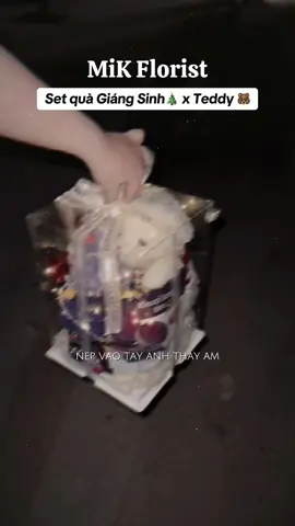 Nhà MiK xin phép demo nhẹ 🫣 Noel này nếu chưa biết tặng gì… thì gấu và cây thông xin phép làm nhiệm vụ ‘chiếm tim’.  #mikflorist #quatanggiangsinh #quanoel #giangsinh2025 #quatangnguoiyeu 