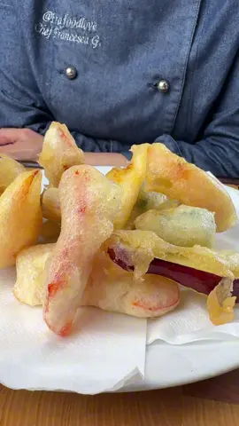 Iniziamo a pensare al Natale? Che dite?  Vuoi fare le verdure in pastella ma non ti vengono mai croccanti? Te lo do io il segreto!  Ingredienti: 150g di farina 00  150g di farina di riso  300g di acqua frizzante fredda  5g di lievito di birra fresco  Verdure a piacere  Olio di semi  Sale  Procedimento: In una ciotola unire le due farine e il lievito e versare l’acqua amalgamando bene con una frusta. Mettere in frigo per almeno 30 minuti.  Tagliare tutte le verdure. Scaldare l’olio a 170°. Immergere le verdure nella pastella e friggere. Scolare su carta assorbente. Semplicità Complessa  #ricettedinatale #verdurefritte #pastella #antipasti #fritti      