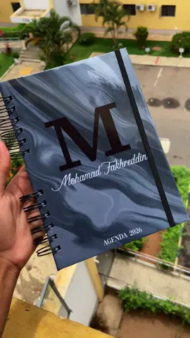 ✨ Agenda Masculina 2026 – Elegância e Organização em Cada Detalhe Apresento a agenda perfeita para começar 2026 com foco, disciplina e estilo. Capa personalizada, acabamento premium e design moderno — ideal para homens que valorizam organização e sofisticação no dia a dia. Perfeita para trabalho, estudos, metas e rotina. 📘 Personalize com nome e inicial 🔹 Durável, prática e exclusiva 🔹 Produzida pela Personalizangola com muito carinho #Agenda2026 #AgendaMasculina #PersonalizadosAngola #Organização2026 #Personalizangola