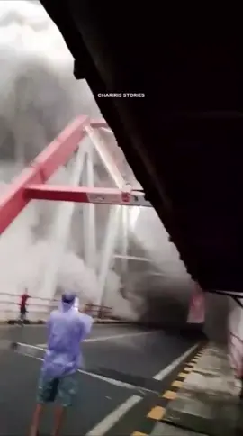 Detik-detik lahar panas erupsi Gunung Semeru, Lumajang, menghantam jembatan.  #erupsi #laharpanas #gunungsemeru #lumajang #fyp