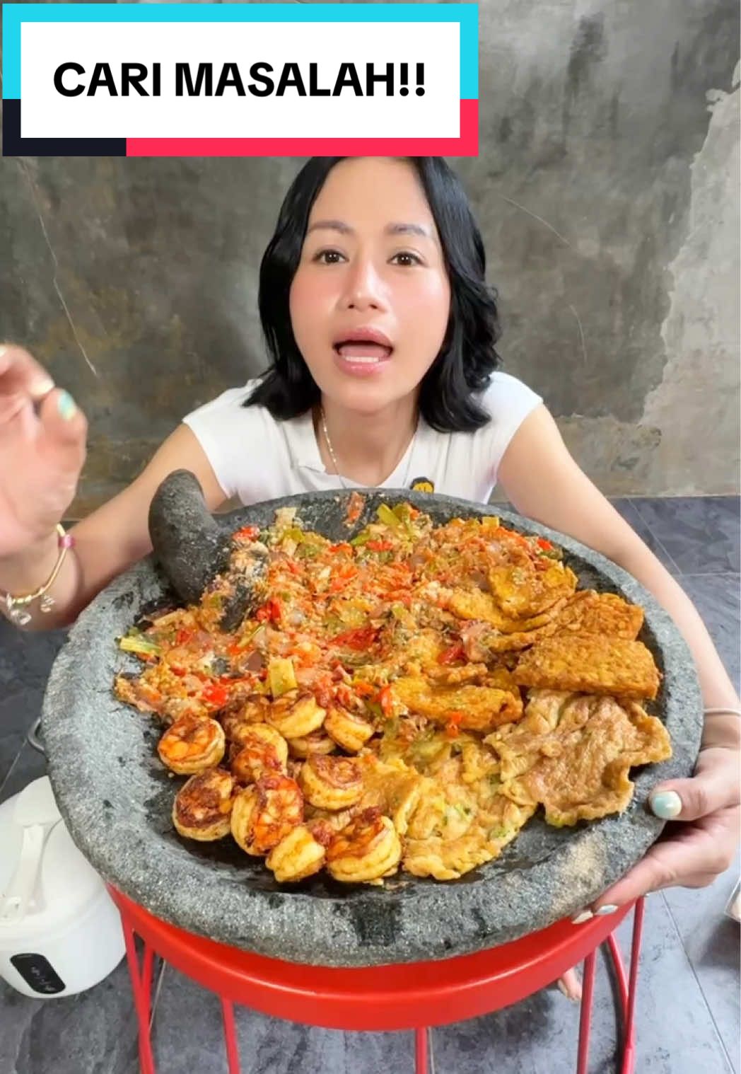 Enaknya makan Sambal kayak gini tuh sama Bestie, Sahabat dan Keluarga di rumah, intinya makannya sambil ngomong, ngrobrol ngalor - ngidul duduk di atas lantai, beh!!!! #faridanurhan #awurawuremplok 