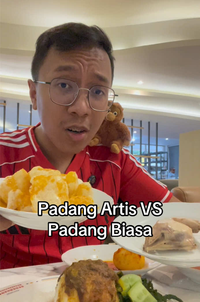 nasi padang artis vs nasi padang biasa #foodreview #nasipadang #ayam #rendang #fyp 