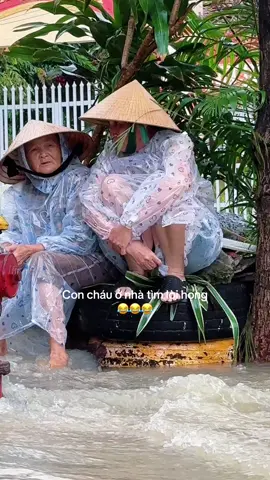 Con cháu ở nhà tìm lòi họng, 2 bà vẫn thong dong giữa cơn lũ 2025 #lũlụt #fypシ゚ 