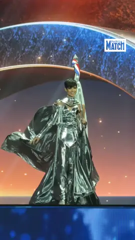 Eve Gilles défile en Jeanne d’Arc pour Miss Universe 🇫🇷🗡️ En Thaïlande, où se tient cette année le concours Miss Universe 2025, Ève Gilles a marqué les esprits lors du défilé des costumes nationaux en apparaissant dans une spectaculaire tenue inspirée de Jeanne d’Arc !  🎥 Ève Gilles / Miss Universe Thailand  #onregardequoi #missuniverse #TikTokFashion 