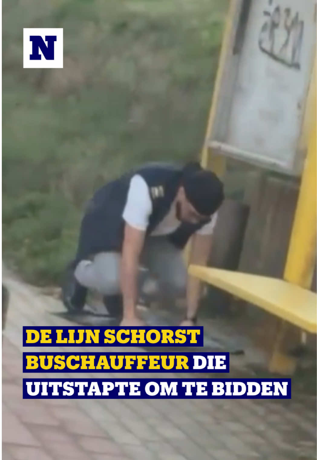 De buschauffeur die uit z’n bus stapte om te bidden, is voor minstens vier dagen geschort.  #nieuws #delijn #bus #vjp #nieuwsblad 