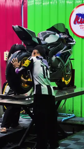 ขี่ทีล้างที ไม่เลอะก้อล้าง💙🦈 #s1000rr 