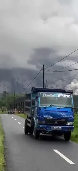 #CapCut #fyppppppppppppppppppppppp #gunungsemerulumajang #eruption rabu,19 nov 2025 erupsi gunung semeru ,, tetap waspada bolo@lumajangsatucom 