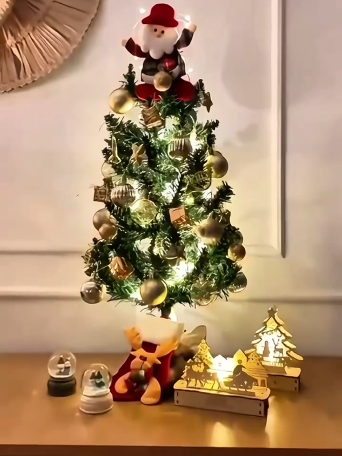 🎄✨ Deixe sua decoração ainda mais charmosa! A Árvore de Natal Pinheiro Luxo 60cm é ideal para quem quer um toque natalino sem ocupar muito espaço. Com 60 galhos cheios e opção verde ou nevada, ela traz aquele visual elegante de pinheiro tradicional — perfeita para mesas, aparadores, escritórios e cantinhos especiais da casa. LINK NA BIO #casadecorada #árvoredenatal #natalencantado #natal2025 