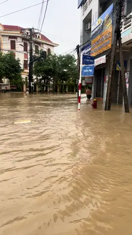 Chia cách hai bên. #lụtmiềntrung #tuyhoaphuyen 