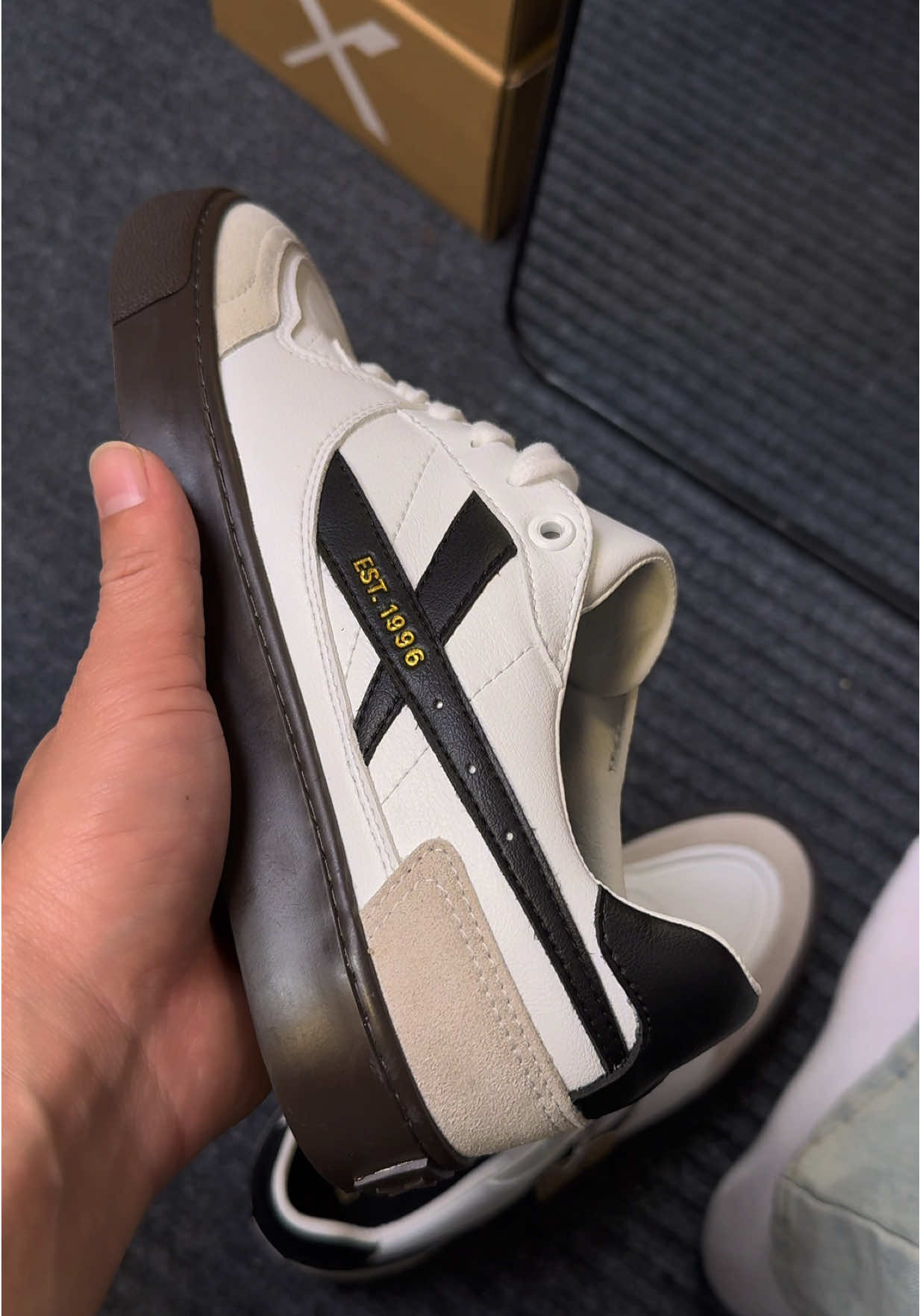 Đẹp vãi ò,à mà có nhiều màu lắm đấy thế nên lỡ có không thích màu này đi màu khác nha mấy bạn #giaysneaker #giaynam #giaythethao #giaynu #leosneaker47 