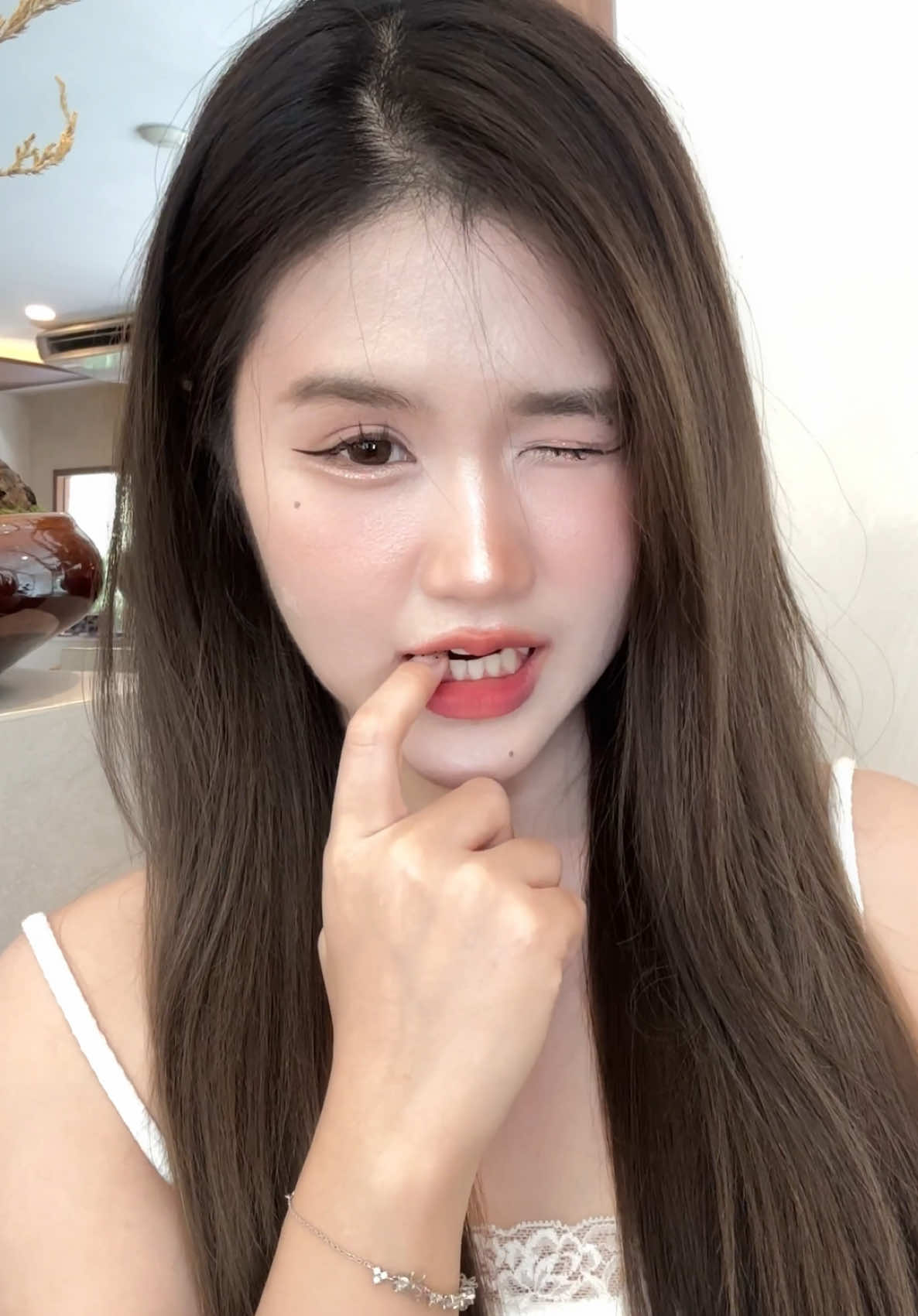 ลิปขนมที่หอมมมม นุ๊มมม เหมือนขนมหวาน~ 🍰🧁 ชอบลิปขนมอันนี้มากใช้มาแท่งที่ 2 ละะ สี 02 grapefruit jam คือสวยมากทุกคนต้องตำแล้ว!! #THAbyNongchat ﻿﻿#THACandyMousseMatteLip ﻿﻿#ลิปขนม