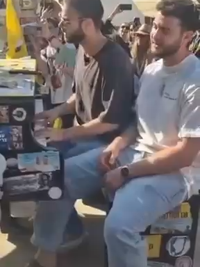 Alon Ohel plays the piano at Hostage Square in Israel, the very piano placed there in his honor during his captivity. The 24-year-old Israeli pianist had been held in Hamas captivity in Gaza for over two years. 🎹🇮🇱 Now, he is finally free!