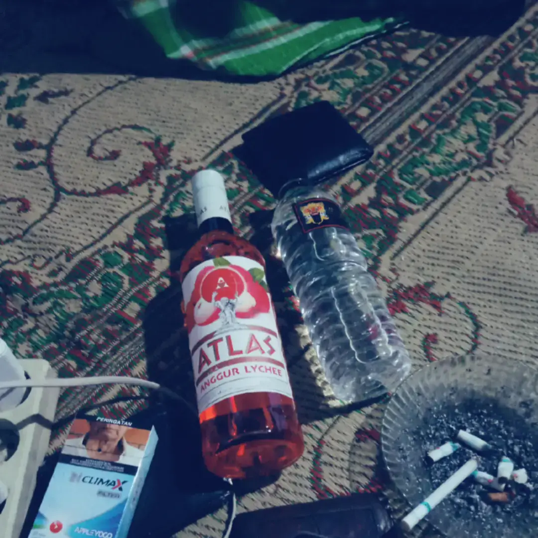 Berikut adalah resep dan cara membuat martabak manis: Bahan-bahan: - 250 gram tepung terigu - 1/2 sendok teh garam - 1/4 sendok teh baking powder - 1/2 sendok makan gula pasir - 1/2 sendok makan mentega cair - 1/2 sendok makan air - 1/2 sendok makan susu kental manis - 1/2 sendok makan coklat bubuk (opsional) - Isian: coklat, kacang, atau keju (sesuai selera) Cara membuat: 1. Campurkan tepung terigu, garam, baking powder, dan gula pasir dalam sebuah mangkuk. 2. Tambahkan mentega cair, air, dan susu kental manis. Aduk hingga adonan tercampur rata. 3. Jika ingin membuat martabak coklat, tambahkan coklat bubuk dan aduk rata. 4. Tutup adonan dengan kain bersih dan biarkan selama 30 menit. 5. Panaskan wajan anti lengket dengan api kecil. 6. Tuang adonan ke dalam wajan dan ratakan. 7. Tambahkan isian sesuai selera. 8. Lipat martabak menjadi dua dan tekan-tekan dengan spatula. 9. Masak selama 2-3 menit atau hingga martabak berwarna kecoklatan. 10. Angkat dan sajikan martabak manis hangat. Tips: - Pastikan adonan tidak terlalu kental atau terlalu encer. - Jangan terlalu banyak mengisi martabak dengan isian. - Masak martabak dengan api kecil untuk menghindari gosong. Selamat mencoba!