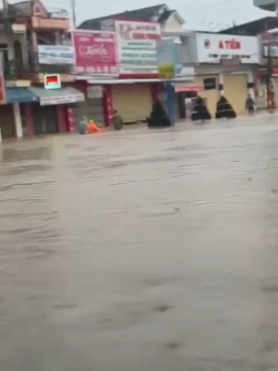 Nước tiếp tục đang dâng cao trong đêm nay.Nhiều nhà trong vùng thấp đang cầu cứu . Thương quá . 