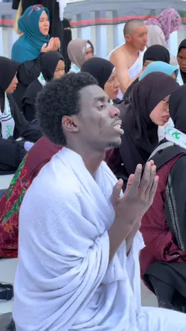 إِنَّ أَكْرَمَكُمْ عِندَ اللهِ أَتْقَاكُمْ إِنَّ اللهَ عَلِيمٌ خَبِيرٌ Artinya : Sesungguhnya orang yang paling mulia diantara kamu disisi Allah ialah orang yang paling taqwa diantara kamu. Sesungguhnya Allah Maha mengetahui lagi Maha Mengenal. #viraltiktok #fyp #madinah 