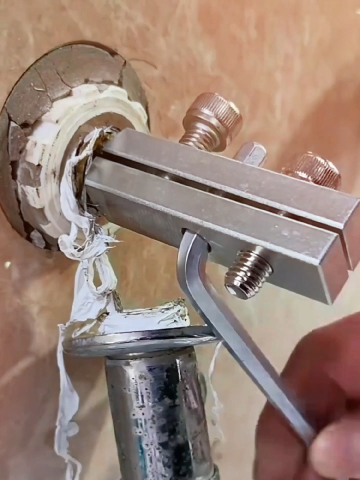 Kalau kamu bingung ngeluarin patahan kran, pas nih ketemu video ini! #kranair #alatkreatif #alattukang #tukangcerdas #fypdongggggggggシ