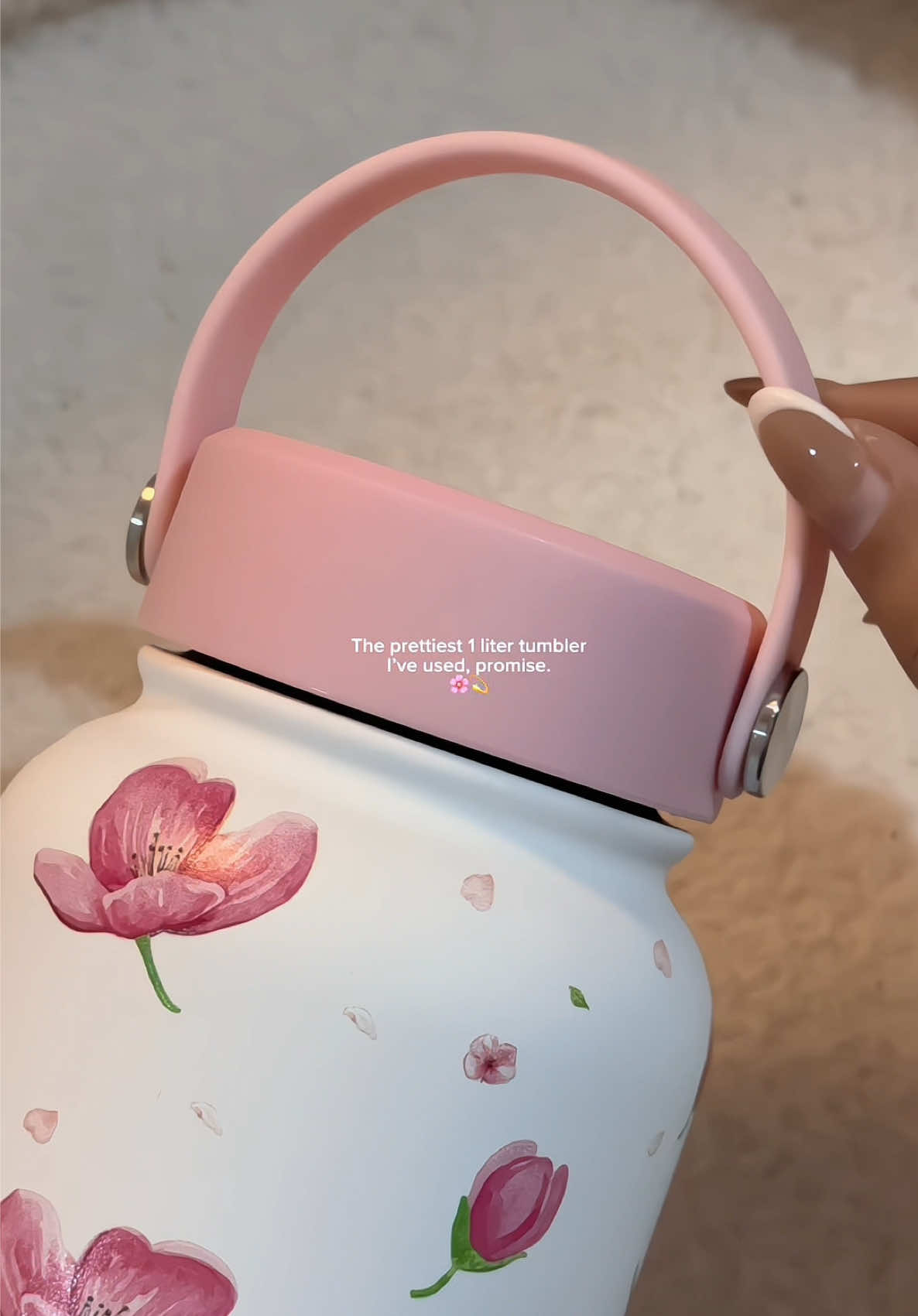 Obsessed with how pretty this tumbler is! 🩷 For someone who needs hydration all day, 1 liter talaga is the best. Plus it keeps my iced drinks cold for 12 hrs and hot drinks for 18 hrs — sobrang sulit. Highly recommend! #tumbler #vacuuminsulatedtumbler #insulatedtumbler #watertumbler #pink 