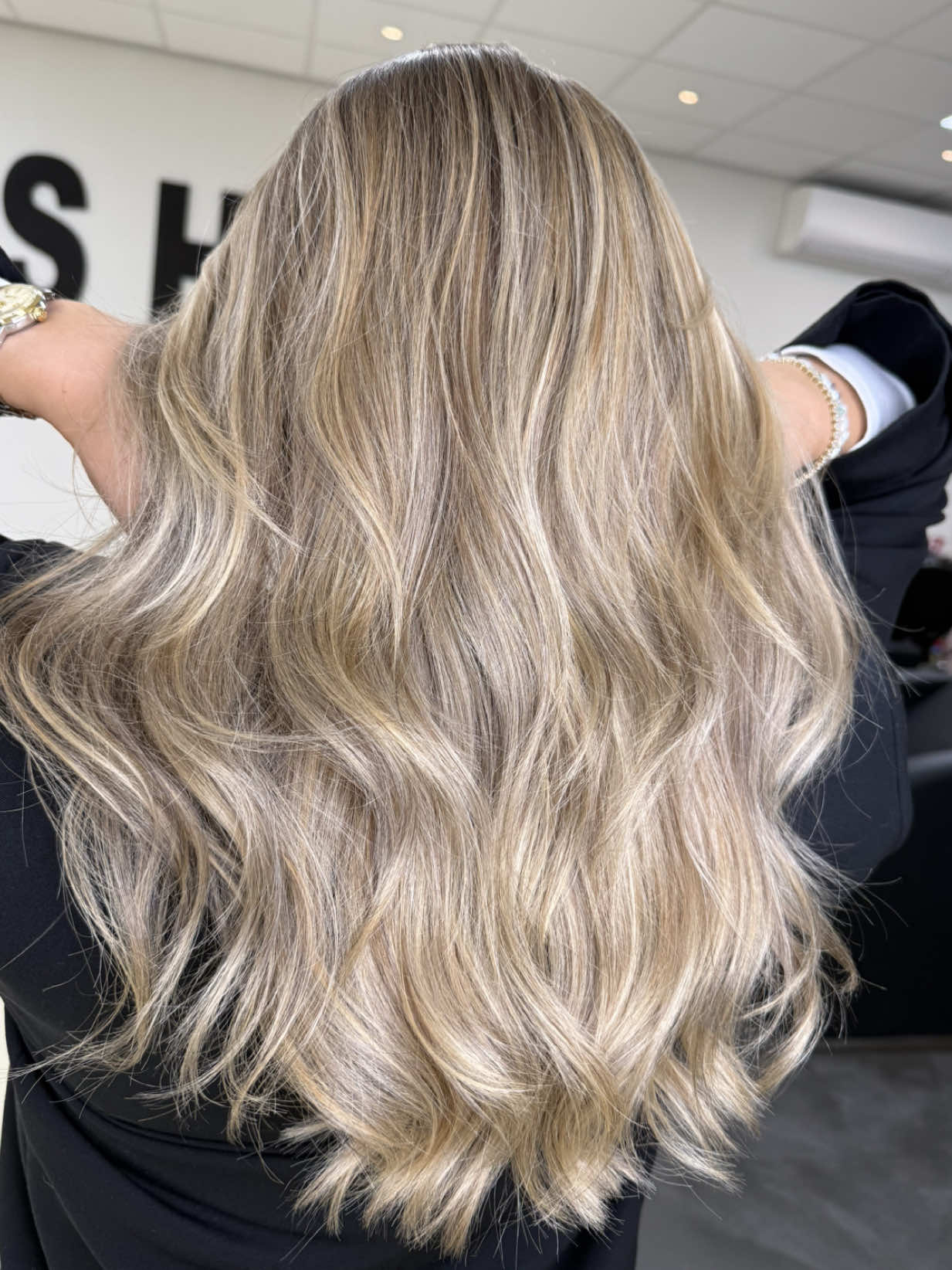 Teddy Bronde Dreams 🧸  Zachte warmte, subtiele diepte en een vleugje glow, de perfecte mix die “teddy bronde” zo onweerstaanbaar maakt. Deze kleur combineert het beste van blond en bruin voor een natuurlijke, luxe uitstraling die met elke lichtval een nieuw accent laat zien. De zachte, romige highlights zorgen voor movement en warmte, terwijl de koelere ondertonen alles mooi in balans houden. Een kleur die niet schreeuwt, maar fluistert… en toch meteen de aandacht trekt. Teddy bronde is dé tint voor wie een natuurlijke, tijdloze look wil die makkelijk te onderhouden is en altijd elegant oogt. Comfort, klasse en glans in één kleur, precies zoals het hoort. ✨🤎  Ps. Onze kerstagenda staat ook al open 🎄 📍 Gedempte Zuiderdiep 51   9711 HB Groningen (centrum) 🌐 sharmhairsalon.nl 📞 (050) 213 10 88 📲 + 31 6 292 92 945 📩 info@sharmhairsalon.nl #teddyblonde🧸🤎🍂 #hair #blondeorbronde #groningen #hairsalon @Noëlle Beks 