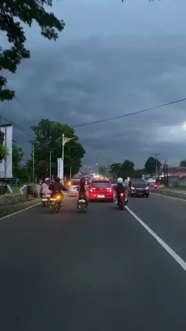 Kamu engga tau rasanya perjalanan 1 jam 20 menit Kuningan-Pabedilan, kadang Ujan di tempat kerja, kadang Ujan tengah jalan #cirebon #jawabarat #fyp #tiktok #viral 
