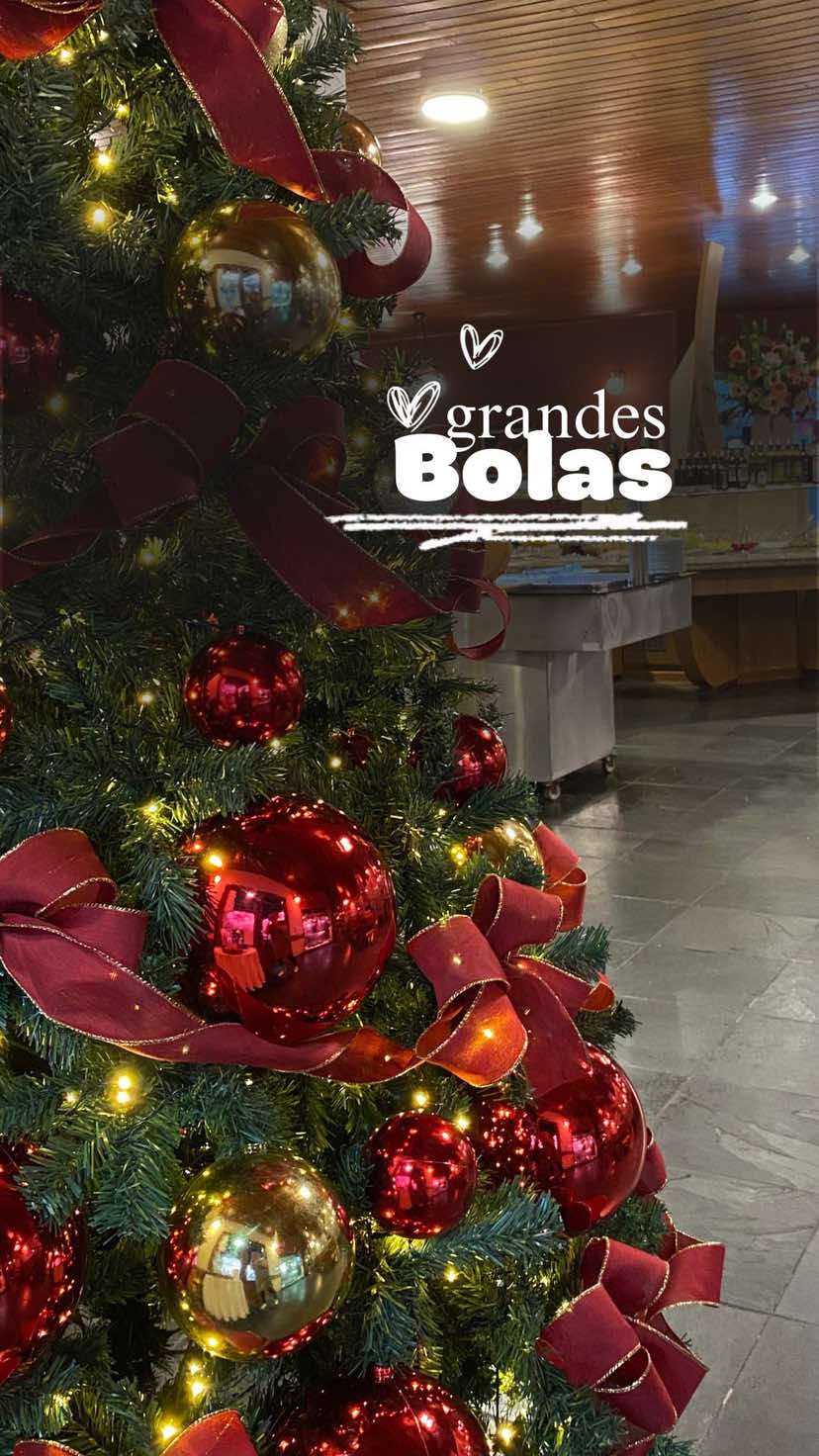 Bolas grandes fazem a diferença siiimmm!!! Compre a sua agora e faça a diferença vc também. 😉 #natal #arvorenatal #bolasdenatal #tendencia #natal2025 
