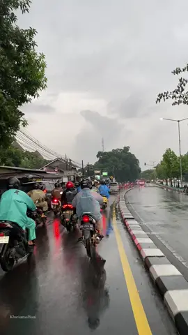 Panggah tertib masio udan 🤣  Daripada resiko mlebu Merapi Uncover #jogja24jam #infojogja #fyp #merapiuncover #videoviral 