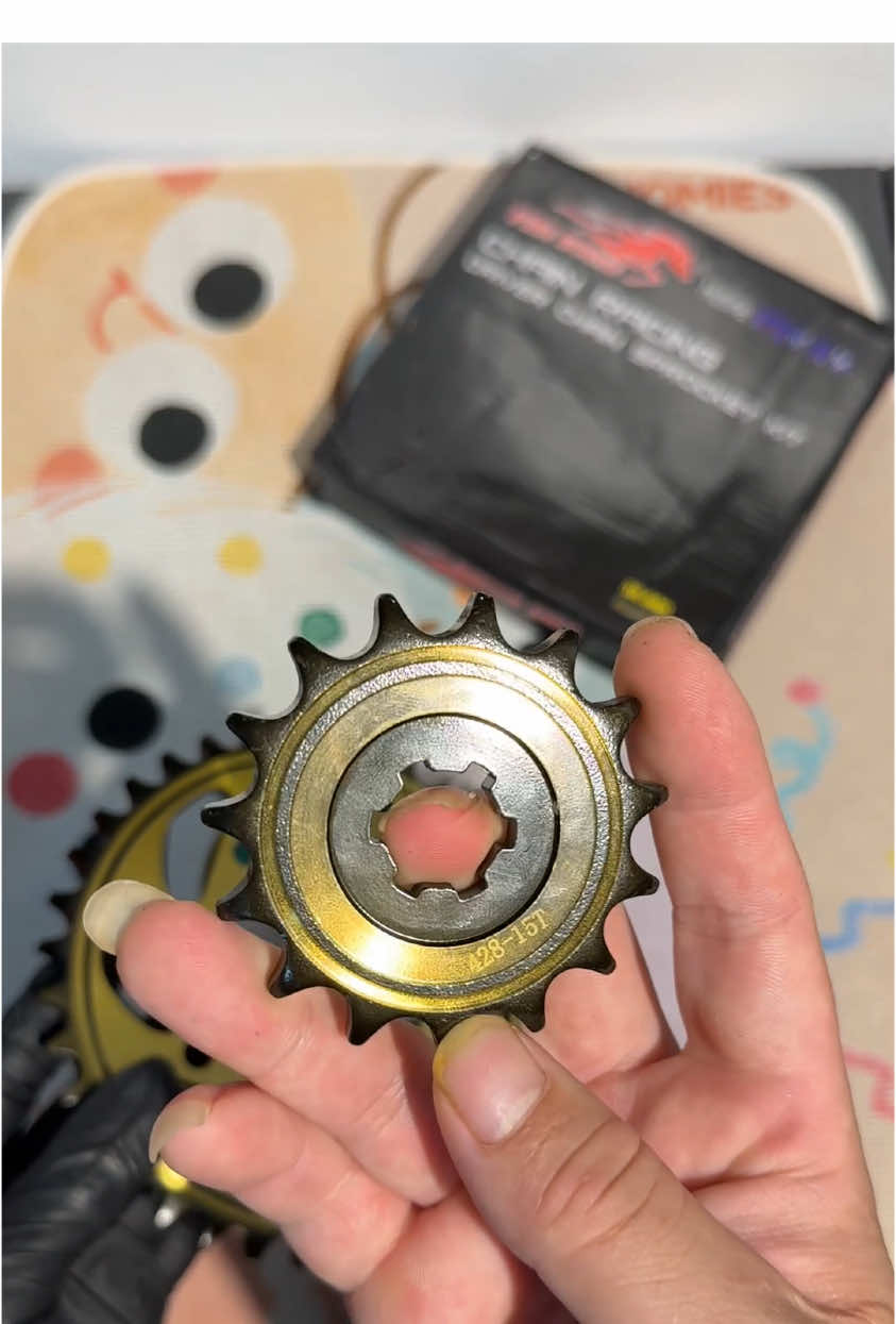 Xe kêu lạch cạch trùng xích lâu ngày chưa thay các bác dùng bộ nhông sên dĩa 10 ly này về tự thay cho rẻ #NhongSenDia #XeMayVietNam  #DoChoiXeMay #PhuTungXeMay #giadungthanhmai 