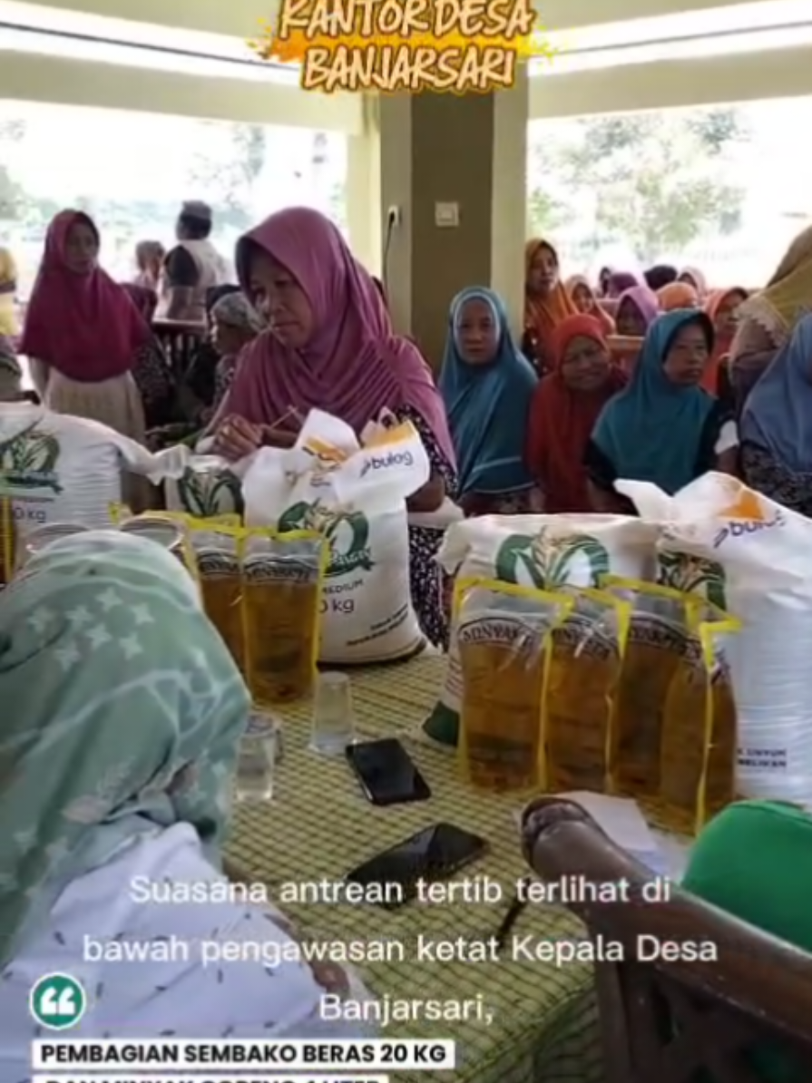 Penyaluran bantuan pangan di Desa Banjarsari berjalan tertib dan lancar! Mulai dari beras 20 kg hingga minyak goreng 4 liter diterima langsung oleh warga yang antusias hadir sejak pagi. Dengan dukungan penuh Kepala Desa, Babinsa, Bhabinkamtibmas, Satpol PP, serta RT/RW, kegiatan berlangsung aman, rapi, dan penuh kekompakan. Semoga bantuan ini bermanfaat dan membawa keberkahan bagi seluruh warga Banjarsari 🤝✨ #DesaBanjarsari #PenyaluranSembako #BantuanPangan #Bangsalsari #bantuan @Pemerintah Kabupaten Jember @Pemkab Jember @Wadul Guse 