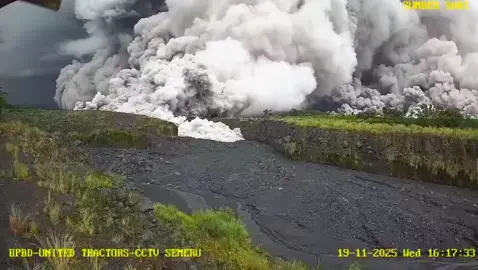 terjadi lagi erupsi semeru#esotik #bpbd #semeru #lumajang 