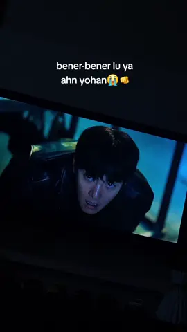 kenapa ga update langsung 4 eps aja siii tanggung😭😭 #disneyplus #rekomendation  #themanipulated #disney #dramarekomendasi 