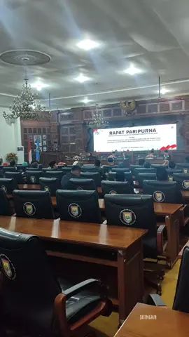 Rohmatun Resmi Gantikan Maulana Yusup BATANG – Rohmatun akhirnya resmi dilantik sebagai Pengganti Antar Waktu (PAW) anggota DPRD Kabupaten Batang dari Partai Kebangkitan Bangsa (PKB), menggantikan Maulana Yusup yang mundur dari kursi legislatif. Pelantikan digelar dalam rapat paripurna, Rabu (19/11). “Sebagai kader PKB, saya harus menaati peraturan partai dan menjalankan tugas yang telah diberikan,” ujar Rohmatun usai pengucapan sumpah. Perempuan asal Dapil 5—meliputi Wonotunggal, Bandar, dan Warungasem—itu menegaskan siap memperjuangkan aspirasi perempuan dan kebutuhan masyarakat di tingkat desa. Menurutnya, permintaan warga selama ini banyak berkisar pada infrastruktur, pembangunan tempat ibadah, dan dukungan untuk pendidikan madrasah diniyah (madin). “Konsentrasi saya memperjuangkan peranan perempuan dan aspirasi masyarakat, terutama soal infrastruktur, mushola, masjid, dan madin,” tegasnya. Ketua DPRD Batang Su’udi mengatakan Rohmatun otomatis masuk Komisi II dan diminta segera menyesuaikan diri mengingat agenda dewan cukup padat. “Otomatis menjadi anggota Komisi II. Harapannya bisa cepat beradaptasi,” ujarnya. Rohmatun juga memastikan akan turun langsung ke lapangan untuk menyerap aspirasi warga di dapilnya agar tidak sekadar bekerja dari balik meja. Dalam sambutan yang dibacakan Pj Sekda Sri Purwaningsih, Bupati Batang M. Faiz Kurniawan menyampaikan terima kasih atas pengabdian Maulana Yusup yang telah menjabat tiga periode. “Semoga beliau diberi kesehatan dan kesuksesan di bidang lain yang akan dijalani,” katanya. Pemkab juga menyatakan harapan besar kepada Rohmatun. “Selamat bertugas. Kami yakin Saudari dapat mengemban amanah rakyat dengan baik,” imbuhnya. Keputusan Gubernur Jawa Tengah Nomor 170/109 Tahun 2024 menjadi dasar pelaksanaan PAW ini. Keputusan tersebut meresmikan pemberhentian Maulana Yusup dengan hormat dan menetapkan Rohmatun sebagai penggantinya untuk sisa masa jabatan 2024–2029. Ketua Fraksi PKB Kukuh Fajar Romadhon menjelaskan pergantian berjalan sesuai aturan perolehan suara terbanyak berikutnya. “Yang berhak menggantikan adalah peraih suara di bawahnya, yaitu Rohmatun. Pada 2019 dan 2024 beliau incumben, hanya belum berkesempatan terpilih,” jelasnya. Kukuh memastikan seluruh proses pengunduran diri Maulana telah melalui tahapan resmi, mulai dari DPRD, KPU, hingga keluarnya keputusan gubernur. Terkait alasan pengunduran diri, Kukuh menyebut kesibukan usaha dan keluarga menjadi faktor utama. “Beliau basic-nya pengusaha, mungkin ingin fokus ke bisnisnya,” katanya. Maulana Yusup sendiri dikenal sebagai politisi yang telah malang melintang tiga periode, bahkan pernah menduduki jabatan Ketua DPRD Batang pada periode kedua. Namun di periode ketiganya, ia memutuskan mundur sebelum satu tahun menjabat. #fyp #batang #dprdbatang #PKB @faizkurniawan @Suyono @BATANG UPDATE @BATANG INFO 