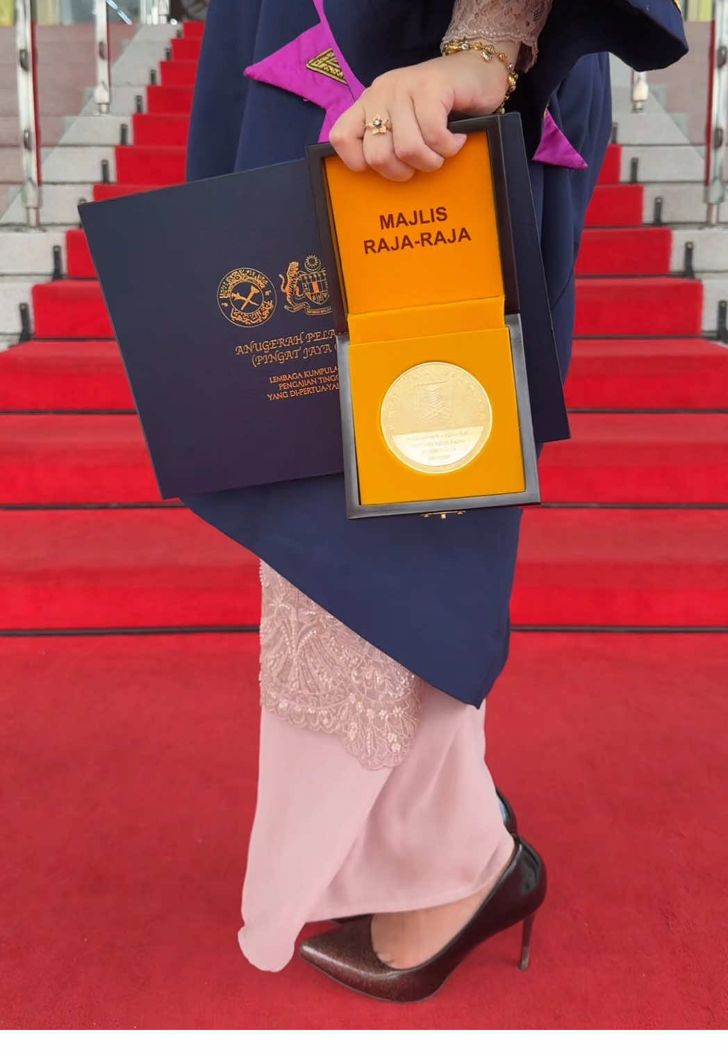 Masscomm represent🏅+💯 aura. #AnugerahPelajaranDiraja  #AnugerahGraduanTerbaik  #konvokesyenuitm103 #uitm #uitmdihatiku 