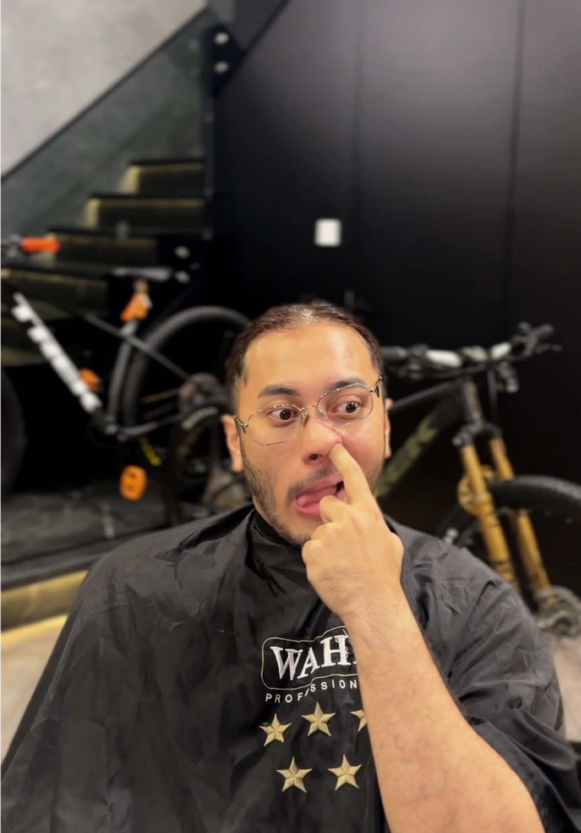 Korek hidung pula brother ni . Ada yang kenal ke brother ni ?? . @Ikhwanarif  . #barber #vietnam #malaysia #fyp #travel 