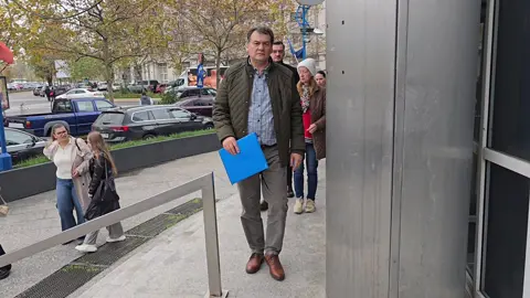 Cănd săvărșea infractiunile nu mai era BOLNAVA? A primit arest la domiciliu pentru 30 de zile, inculpataDaniela Stamule (la data faptei notar public) în dosarul Fabrica de moșteniri! Lăsau bătrâni vulnerabili din constanta fără case. Potrivit referatului DIICOT, notarul public Daniela Stamule este suspectată de: constituirea unui grup infracțional organizat, faptă prevăzută și pedepsită de art. 367 alin. 1 și 3 Cod penal; abuz în serviciu, dacă funcționarul public a obținut pentru sine sau pentru altul un folos necuvenit, faptă prevăzută și pedepsită de art. 132 din Legea nr. 78/2000 rap. la art. 297 alin. 1 Cod penal (în legătură cu imobilul defunctului T.C.); abuz în serviciu, dacă funcționarul public a obținut pentru sine sau pentru altul un folos necuvenit, faptă prevăzută și pedepsită de art. 132 din Legea nr. 78/2000 rap. la art. 297 alin. 1 Cod penal, cu aplic. art. 35, alin. 1 (în legătură cu imobilul defunctei P.M.); fals intelectual, faptă prevăzută și pedepsită de art. 321 alin. 1 Cod penal, cu aplic. art. 35 alin. 1 Cod penal (în legătură cu imobilul defunctei P.M.); abuz în serviciu, dacă funcționarul public a obținut pentru sine sau pentru altul un folos necuvenit, faptă prevăzută și pedepsită de art. 132 din Legea nr. 78/2000 rap. la art. 297 alin. 1 Cod penal, cu aplic. art. 35 alin. 1 Cod penal (în legătură cu imobilul defunctei P.A.); fals intelectual, faptă prevăzută și pedepsită de art. 321 alin. 1 Cod penal, cu aplic. art. 35 alin. 1 Cod penal; abuz în serviciu, dacă funcționarul public a obținut pentru sine sau pentru altul un folos necuvenit, faptă prevăzută și pedepsită de art. 132 din Legea nr. 78/2000 rap. la art. 297 alin. 1 Cod penal, cu aplic. art. 35 alin. 1 Cod penal; fals intelectual, faptă prevăzută și pedepsită de art. 321 alin. 1 Cod penal, cu aplic. art. 35 alin. 1 Cod penal; fals intelectual, faptă prevăzută și pedepsită de art. 321 alin. 1 Cod penal, cu aplic. art. 35 alin. 1 Cod penal; abuz în serviciu, dacă funcționarul public a obținut pentru sine sau pentru altul un folos necuvenit, faptă prevăzută și pedepsită de art. 132 din Legea nr. 78/2000 rap. la art. 297 alin. 1 Cod penal, cu aplic. art. 35 alin. 1 Cod penal; abuz în serviciu, dacă funcționarul public a obținut pentru sine sau pentru altul un folos necuvenit, faptă prevăzută și pedepsită de art. 132 din Legea nr. 78/2000 rap. la art. 297 alin. 1 Cod penal (în legătură cu imobilul numitului C.P.); fals intelectual, faptă prevăzută și pedepsită de art. 321 alin. 1 Cod penal; În continuare, procurorii DIICOT mai arată în ancheta lor că „Stamule Daniela a fost unul dintre membrii de bază care au constituit grupul în anul 2018, însă, așa cum s-a arătat,