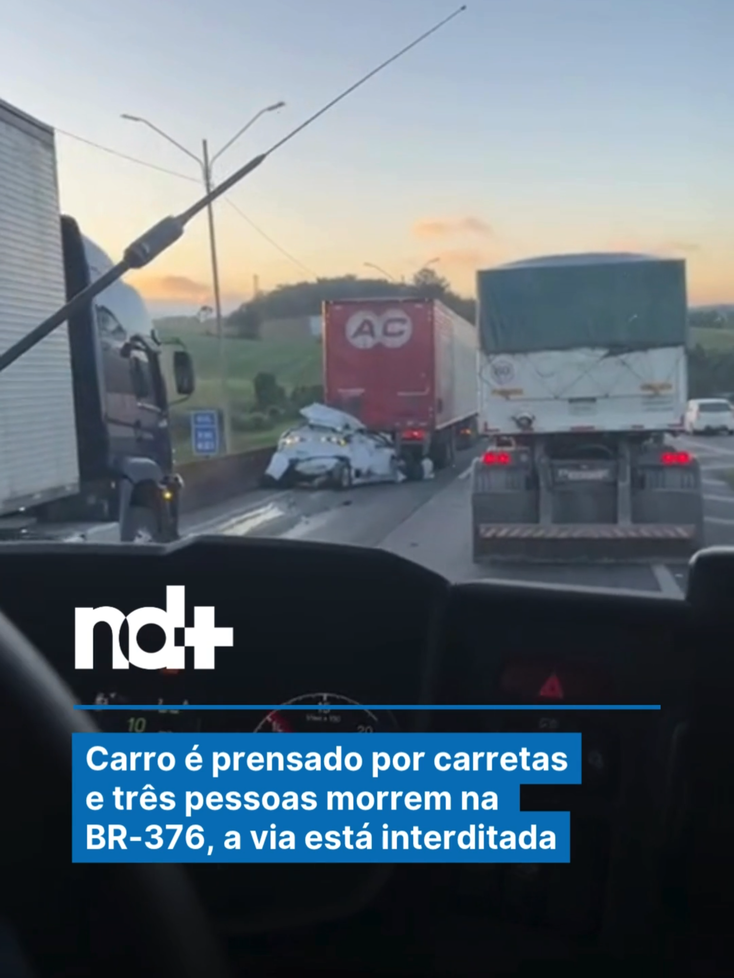 A BR-376 amanheceu totalmente interditada no sentido Santa Catarina após um acidente violento que envolveu duas carretas e um carro na altura do bairro São Marcos, em São José dos Pinhais, na manhã desta quarta-feira (19). Segundo informações da Ric Paraná, o veículo menor ficou prensado entre as carretas e três pessoas morreram no local. Segundo as equipes de socorro, cinco vítimas foram identificadas no acidente na BR-376. Três delas não resistiram. A batida aconteceu no fim da madrugada, na faixa da esquerda, no sentido Sul da rodovia. A PRF (Polícia Rodoviária Federal) segue no atendimento e ainda investiga como o acidente aconteceu. A fila de carros já passava de 2 quilômetros por volta das 6h30. Não há previsão para a reabertura da pista após o acidente na BR-376. Leia em #NDmais  📷 Reprodução/ND Mais #BR376 #Acidente #Interdição #SãoJoséDosPinhais #Paraná #Carretas #PRF #Trânsito #Rodovias #Vítimas #Brasil