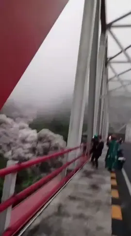 Breaking News ⁉️ Gunung Semeru kembali mengalami erupsi hari ini. Gunung tertinggi di Pulau Jawa itu meluncurkan awan panas sejauh 5,5 km. Dilansir detikJatim, Rabu (19/11/2025), awan panas sejauh 5,5 kilometer itu meluncur dari kawah hingga ke kawasan Besuk Kobokan. Kolom abu terpantau berwarna kelabu pekat dengan intensitas tebal dan condong ke arah barat laut hingga utara. Erupsi juga terekam alat seismograf Pos Pengamatan Gunung Semeru dengan amplitudo maksimum 40 mm dengan durasi 16 menit 40 detik.