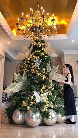 Lại một mùa Noel nữa sắp đến. Năm nào Loan cũng trang trí cây thông Noel bằng tất cả nhiệt huyết và đam mê. Nhưng năm nay là năm làm xong cảm thấy ưng bụng nhất❤️ #ngocloantran #christmastree #christmastreedecorating #trangtrinoel #caythongnoel 