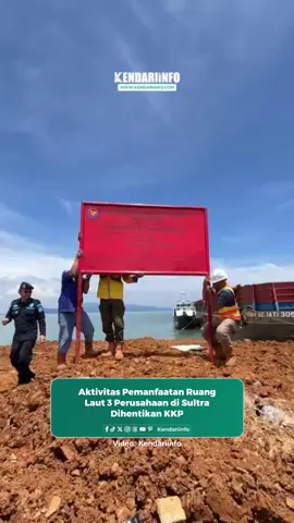 Kementerian Kelautan dan Perikanan (KKP) melalui Direktorat Jenderal Pengawasan Sumber Daya Kelautan dan Perikanan (PSDKP) menghentikan sementara aktivitas pemanfaatan ruang laut di tiga titik di Sulawesi Tenggara (Sultra) akibat ketidaksesuaian dengan aturan yang berlaku. Tindakan tersebut dilakukan oleh Polisi Khusus Pengelolaan Wilayah Pesisir dan Pulau-Pulau Kecil (Polsus PWP3K). Dua lokasi pertama berada di Kabupaten Konawe Selatan (Konsel) dan ditindak pada Senin (17/11). Aktivitas milik PT Tridayajaya Mandiri Nusantara (TMN) seluas 3,7 hektare di Desa Wonua Kongga, Kecamatan Laeya, serta PT Galangan Bahari Utama (GBU) seluas 0,7 hektare di Kelurahan Lapuko, Kecamatan Moramo, terbukti beroperasi tanpa dokumen Kesesuaian Kegiatan Pemanfaatan Ruang Laut (PKKPRL). Penghentian sementara juga dilakukan di Kabupaten Konawe Utara (Konut) pada Rabu (19/11). PT Dwimitra Multiguna Sejahtera (DMS) yang beroperasi di kawasan seluas 5,9 hektare di Desa Tokowuta, Kecamatan Lasolo, tidak hanya tidak memiliki PKKPRL, tetapi juga melakukan kegiatan reklamasi tanpa izin. Direktur Jenderal PSDKP, Pung Nugroho Saksono, memimpin langsung penindakan di lokasi PT DMS. Ia menegaskan bahwa hasil pengawasan Polsus PWP3K menunjukkan ketiga perusahaan tersebut melaksanakan pemanfaatan ruang laut yang melanggar ketentuan. “Aktivitas mereka tidak sesuai dengan aturan, sehingga penghentian sementara perlu dilakukan,” ujarnya. Ia menambahkan, selain temuan langsung petugas, tindakan ini juga merupakan respons atas aduan masyarakat mengenai aktivitas pemanfaatan ruang laut tanpa izin di wilayah tersebut. Menurutnya, langkah itu merupakan bentuk kehadiran negara dalam melindungi pesisir dan sumber daya laut dari kegiatan yang berpotensi merusak. Tindakan Polsus PWP3K dilakukan berdasarkan kewenangan yang diatur dalam Peraturan Menteri Kelautan dan Perikanan Nomor 30 Tahun 2021. KKP menegaskan bahwa setiap pemanfaatan ruang laut wajib memiliki PKKPRL, sementara reklamasi harus ditunjang dengan izin reklamasi sebagaimana tercantum dalam Permen KP Nomor 28 Tahun 2021 serta diperkuat oleh Peraturan Pemerintah Nomor 28 Tahun 2025 tentang Perizinan Berusaha Berbasis Risiko. Pung Nugroho Saksono memastikan bahwa PSDKP akan melakukan pemeriksaan lanjutan terhadap ketiga perusahaan tersebut dan menjatuhkan sanksi sesuai ketentuan perundangan yang berlaku. #kendariinfo #kendari #sulawesitenggara #sultra 