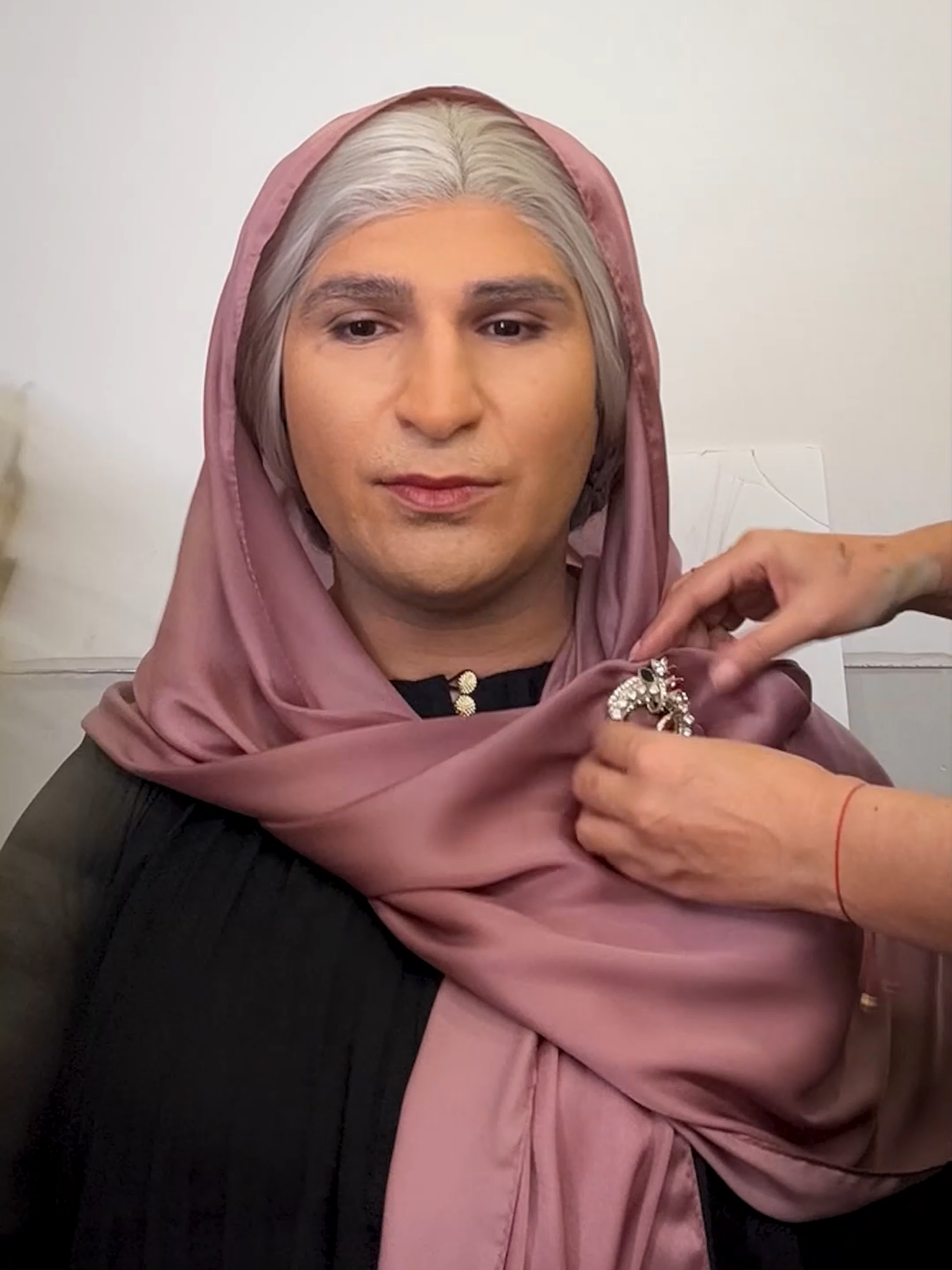 Evliya’nın muhteşem değişimi mi diyelim yoksa sen mi gerçek ismini açıklamak istersin Sadakat? 😜 Bol kahkahalı yeni bölümümüzle yarın 20.00’de @startv’deyiz! #ÇokGüzelHareketler2