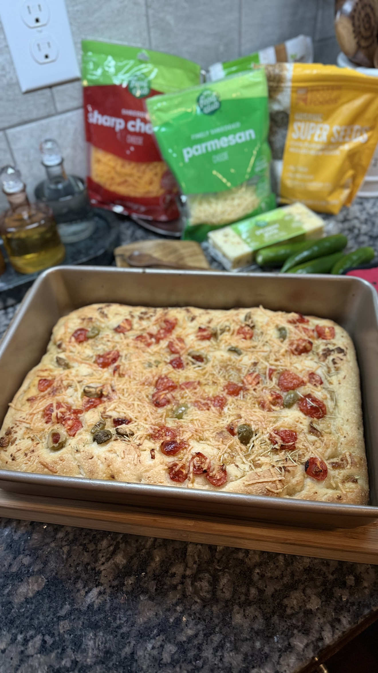 ⭐ FOCACCIA CON MASA MADRE — MISMO DÍA INGREDIENTes 	•	500 g de harina todo uso o panadera 	•	350–380 g de agua (70–76% de hidratación) 	•	100 g de masa madre activa (alimentada 4–6 horas antes) 	•	10 g de sal 	•	20–30 g de aceite de oliva 	•	Opcional: romero, aceitunas, tomates cherry, sal gruesa ⸻ ⭐ PROCEDIMIENTO (SIN FRÍO, TODO EL MISMO DÍA) 1. Mezcla inicial (Autólisis corta – opcional) 	•	Mezcla harina + 350 g de agua hasta que no queden partes secas. 	•	Deja reposar 20–30 min. (Esto mejora textura, pero puedes saltarlo si tienes prisa.) ⸻ 2. Agregar masa madre y sal (Mezclado) 	•	Añade los 100 g de masa madre activa y mezcla bien. 	•	Agrega la sal. 	•	Integra todo hasta que tengas una masa pegajosa pero uniforme. ⸻ 3. Fermentación en bloque (Leudado principal) Duración total: 3 a 4 horas, dependiendo del calor. Objetivo: que la masa aumente 60–80%. Durante este tiempo realiza: 	•	1° pliegue a los 30 min 	•	2° pliegue a los 60 min 	•	(Opcional) 3° pliegue a los 90 min Después de los pliegues, deja la masa reposar sin tocar hasta completar las 3–4 horas. ⸻ 4. Preparar bandeja y volcar la masa 	•	Cubre una bandeja con aceite de oliva generoso. 	•	Vuelca la masa y déjala que se relaje 20–30 min. No la estires a la fuerza: ella se expande sola. ⸻ 5. Dimple + toppings (Formado estilo focaccia) 	•	Con las manos bien aceitada, haz los huequitos típicos de la focaccia. 	•	Añade romero, cherry, aceitunas, sal gruesa, lo que quieras. 	•	Rocía más aceite. ⸻ 6. Segunda fermentación (Fermentación final) 	•	Deja la focaccia reposar 45–60 min hasta que se vea burbujeante y gordita. 	•	Si hace frío, puede tardar un poco más. ⸻ 7. Horneado 	•	Precalienta el horno a 230–240 ºC (450–465 °F). 	•	Hornea 20–25 min, hasta que esté dorada y crujiente. 	•	Deja reposar 10 min antes de cortar. #focaccia #sourdoughbread #sourdoughforbeginners #❤️ #amococinar 