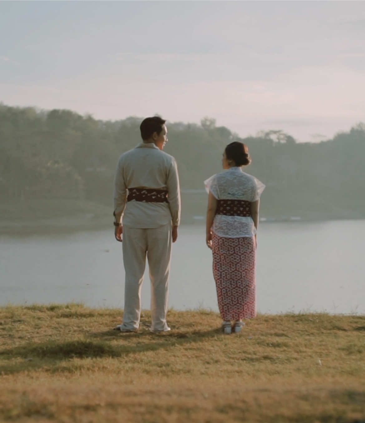 Paket All in FotoVideo Prewedding - Wedding Jogja |  Prewedding Waduk Sermo | WA: +62 859-1485-63448  All in package : FotoVideo | Attire | MUA | Konsep | Dekorasi Jogja 🎞️ FotoVideo by @moar.pictures 📸 Studio & set by @studio.baswara1  👗 Attire by @dawarastyle  👕 Outfit pendukung by @JeAGEM_official  #MOARPICTURES #sewakebayajogja #preweddingoutdoor #preweddingjogja #jogja24jam 