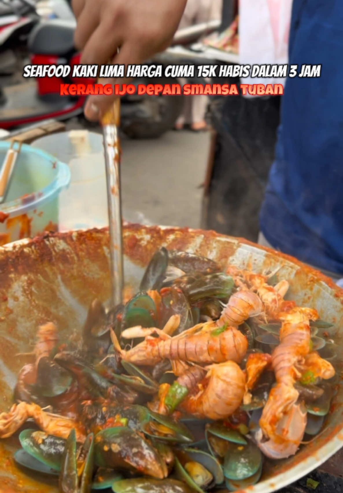 Cuma di sini jualan seafood saus padang kaki lima yang porsinya bar-bar dengan harga cuma 15K dan habis kurang dari 3 jam 😱 #Foodie #creatorsearchinsight #kuliner #seafood #tuban 