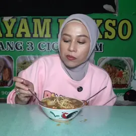 Mie ayam bakso simpang tiga cicaheum (Yt:Shanty Denny) #shantydenny #baksopedas #bikinngiler #mukbangvideo #mukbangeatingshow 