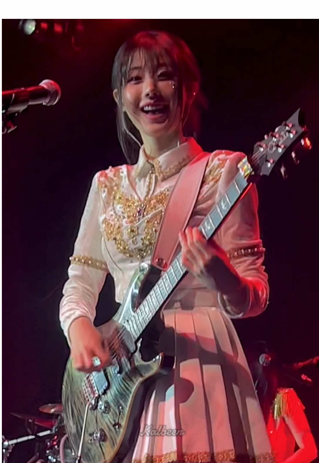 Hina made sure to look at all the cameras of us all tucked in the very far corner of the stage/barricade lol ☺️ @QWER  #qwer #rockation #qwertour #qwerhina 